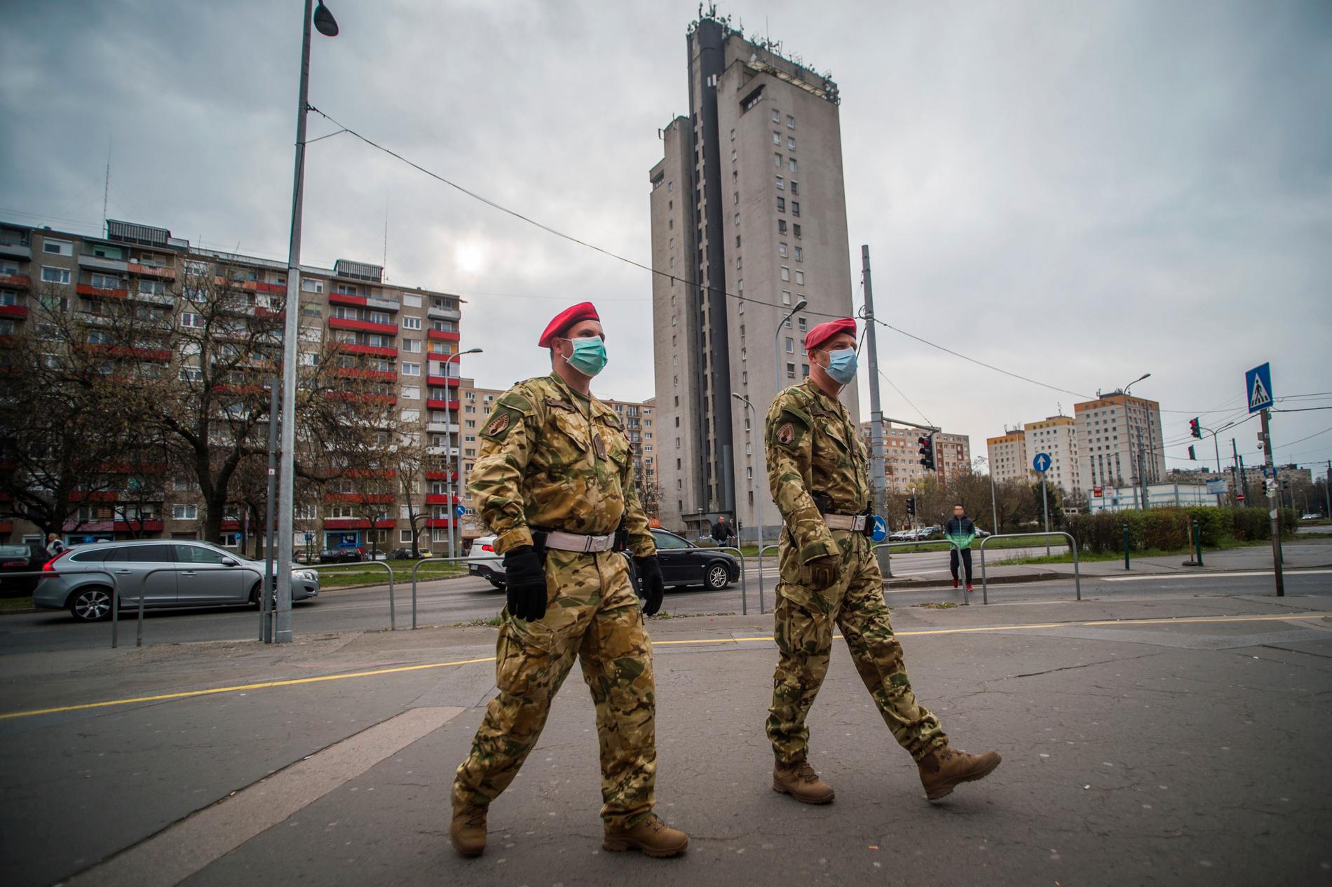 Två militärpoliser patrullerar i Budapest på måndagen, samtidigt som parlamentet godkände förstärkta maktbefogenheter för Ungerns regering.