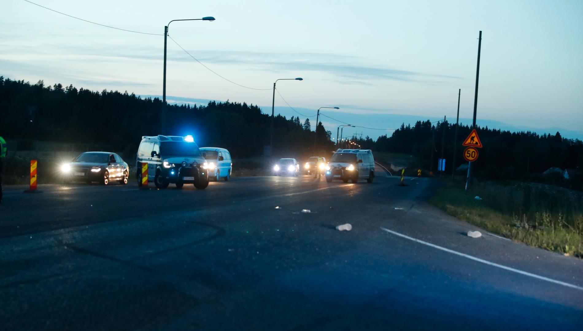 Poliserna som sköts i Borgå natten till söndag fördes till sjukhus i Helsingfors men de ska inte vara livshotande skadade.