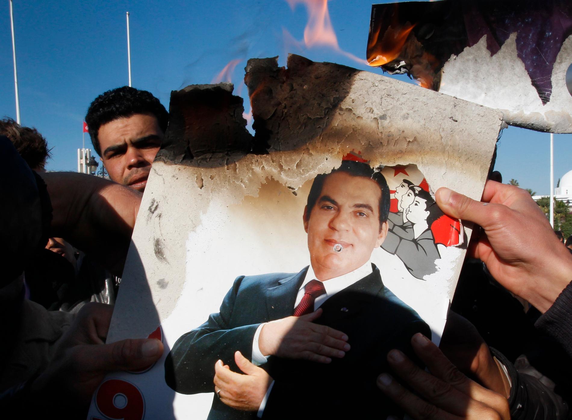Jasminrevolutionen Demonstranterna bränner en bild av Tunisiens president Ben Ali, januari 2011.