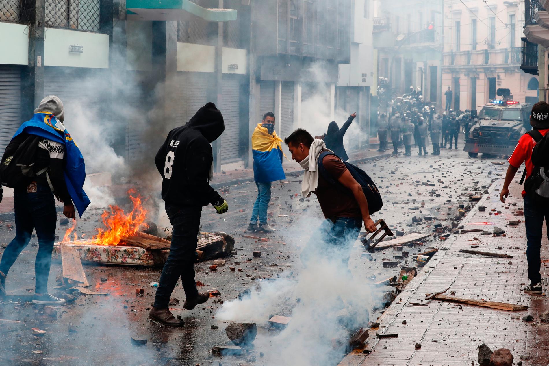 Demonstranter bygger brinnande barrikader i Ecuadors huvudstad Quito.