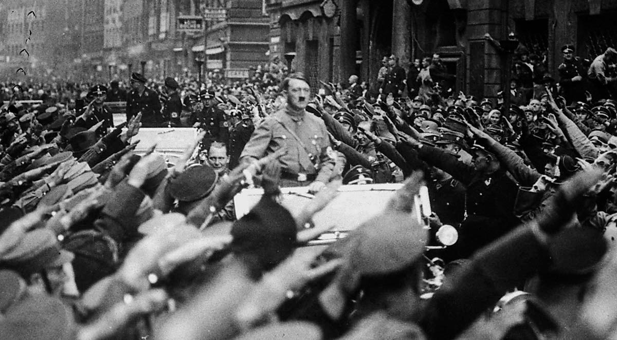”Pajasen” som tog makten. Hitler åker procession genom München i november 1933.
