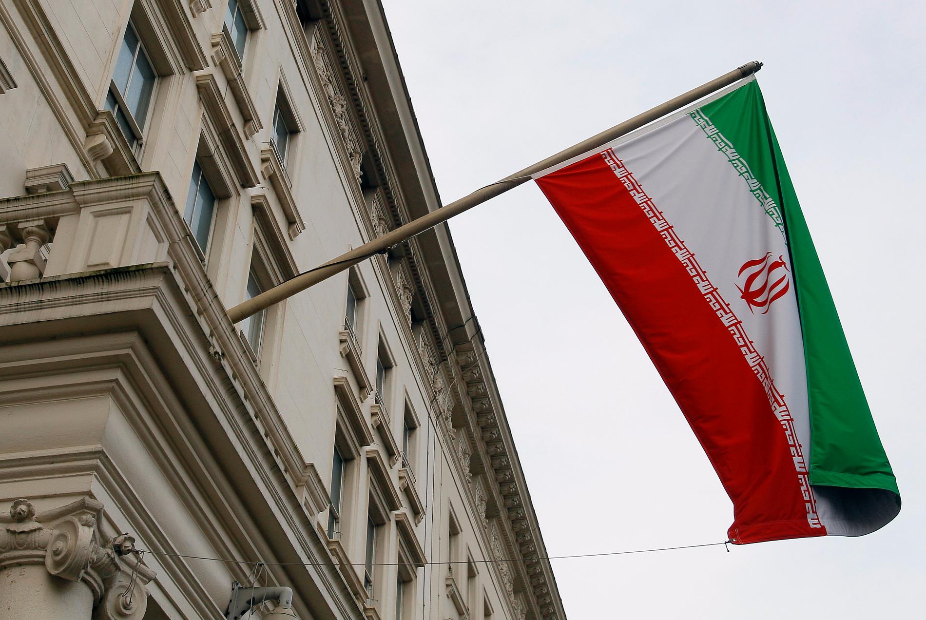 En iransk flagga vid Irans ambassad i London. Arkivbild.
