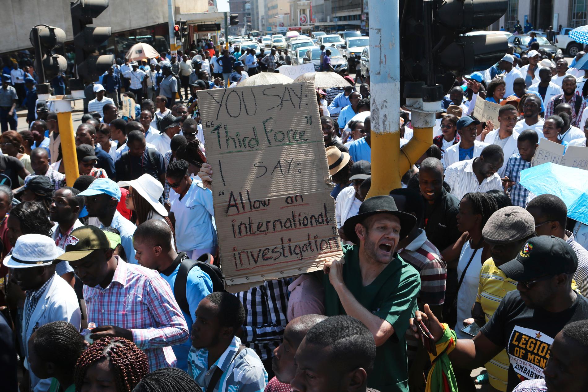 Vårdpersonal i Zimbabwes huvudstad Harare protesterar under läkarstrejken som inleddes i september. Arkivbild.