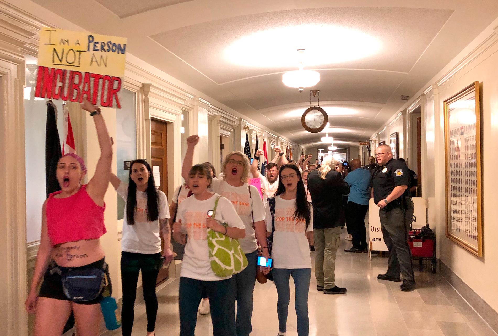 Demonstranter i Missouri protesterar mot den nya abortlagen.