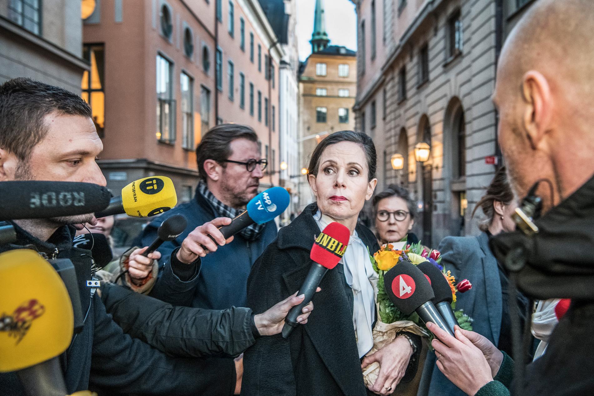 Sara Danius i sin vita knytblus efter att hon lämnat Svenska Akademien. 