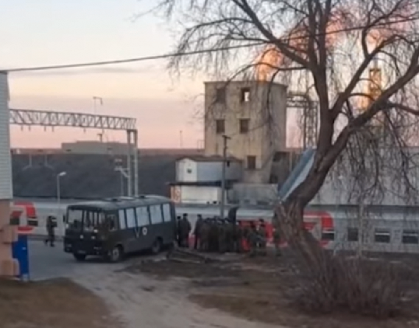 På bilder och filmer som sprids i sociala medier syns ryska soldater lasta något från ambulansbussar med täckta rutor till tågvagnar. Enligt vittnen är det döda och skadade soldater som i hemlighet förs bort.  