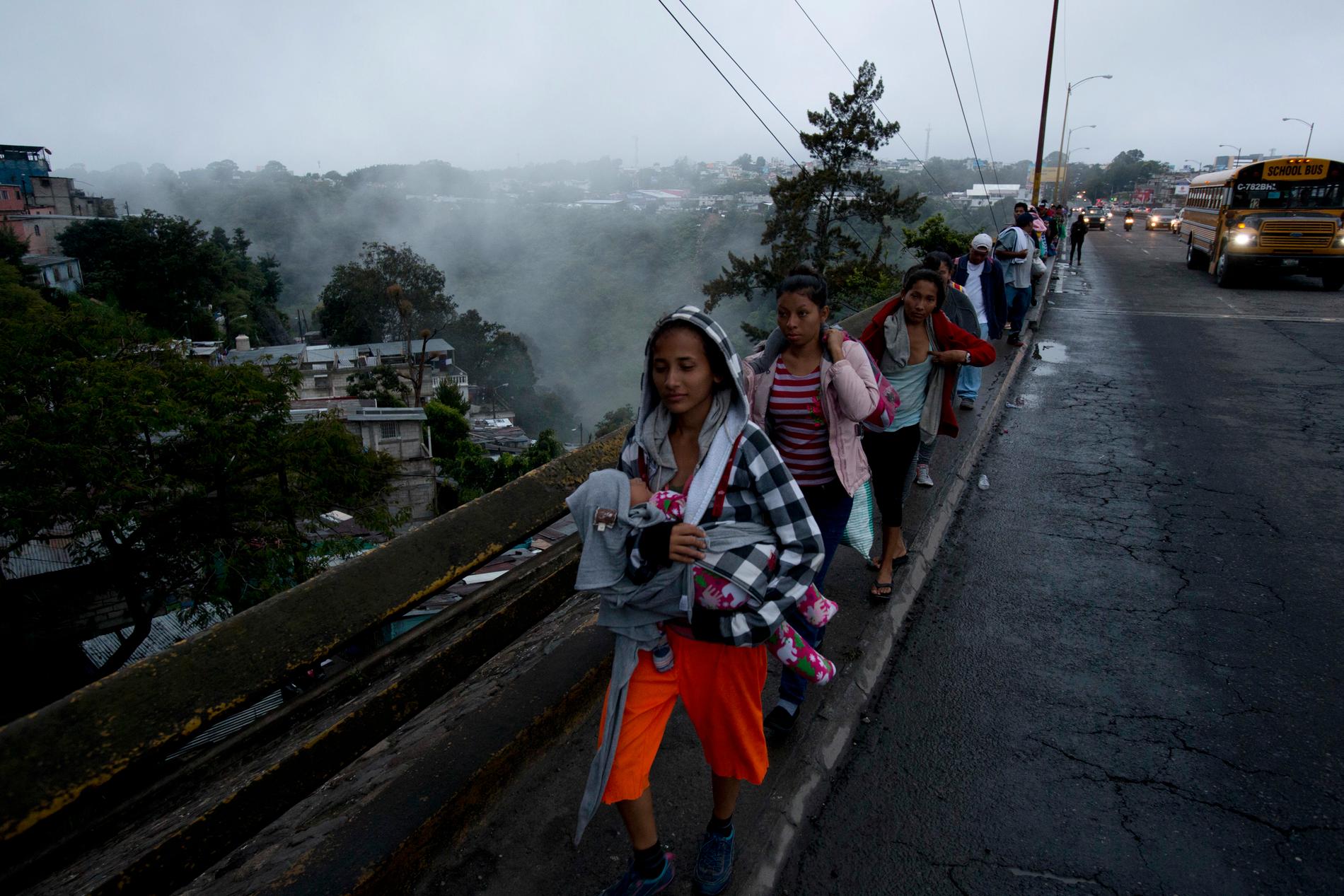 Honduranska migranter vandrar ut från Guatemala City i gryningen i torsdags, på väg mot den mexikanska gränsen.