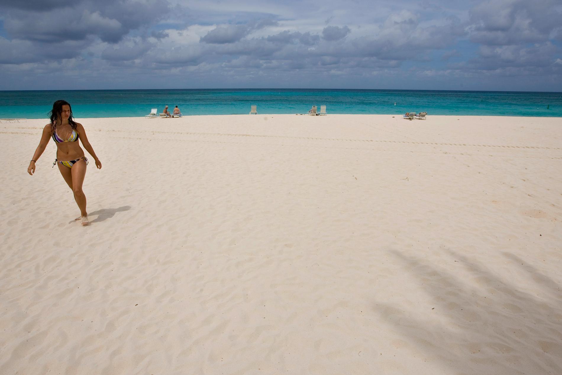 7. Seven Mile Beach, Grand Cayman Den största av Caymanöarna kniper sjundeplatsen med sin Seven Mile Beach (som faktiskt inte är 7 miles utan 5,5). Fantastiskt klart vatten, korallsand, strandbarer, snorkling, dykning, stingrockor som man kan simma med... ja, det är bara några av anledningarna.