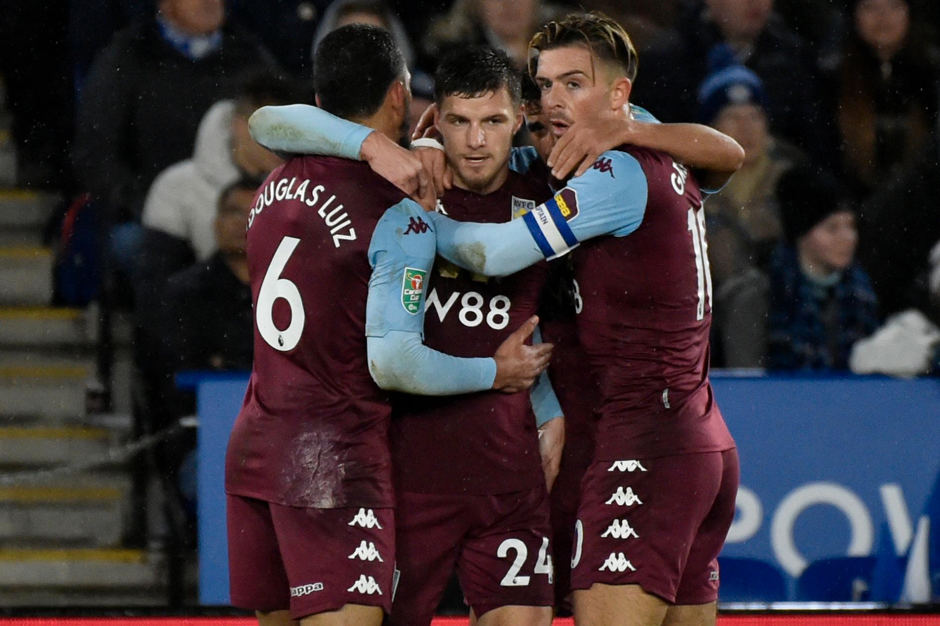 Aston Villas Frederic Guilbert, mitten, kramas om efter 1–0-målet i ligacupsemifinalen mot Leicester.