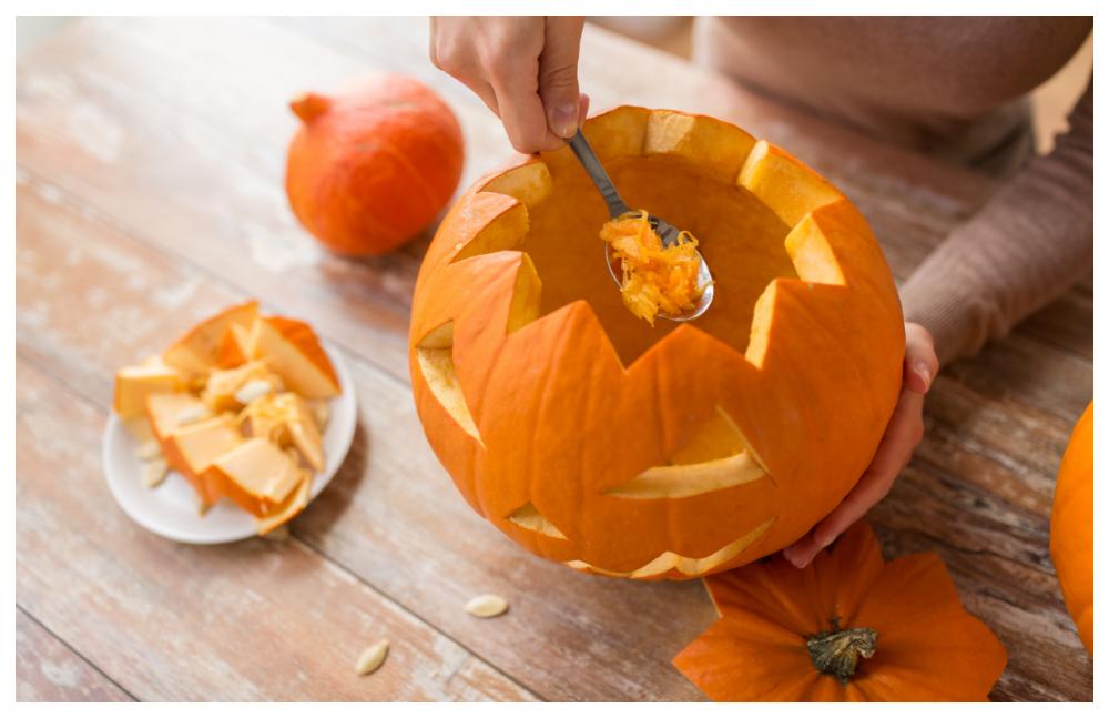 Skär ut din egen pumpalykta till höstens halloweenfirande.