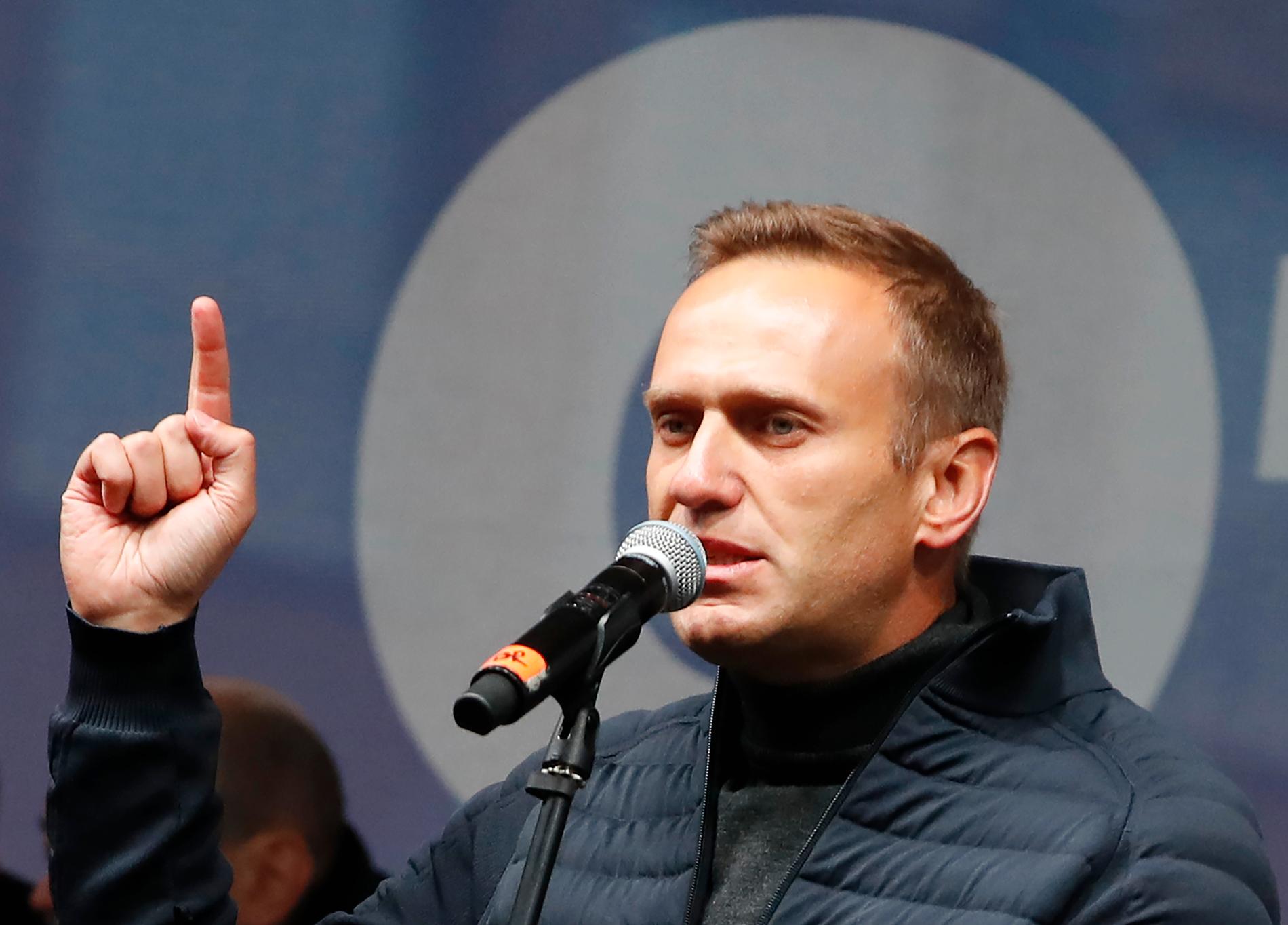 Den ryske oppositionsledaren Aleksej Navalnyj under ett tal vid en demonstration i Moskva i slutet av september. Arkivbild.