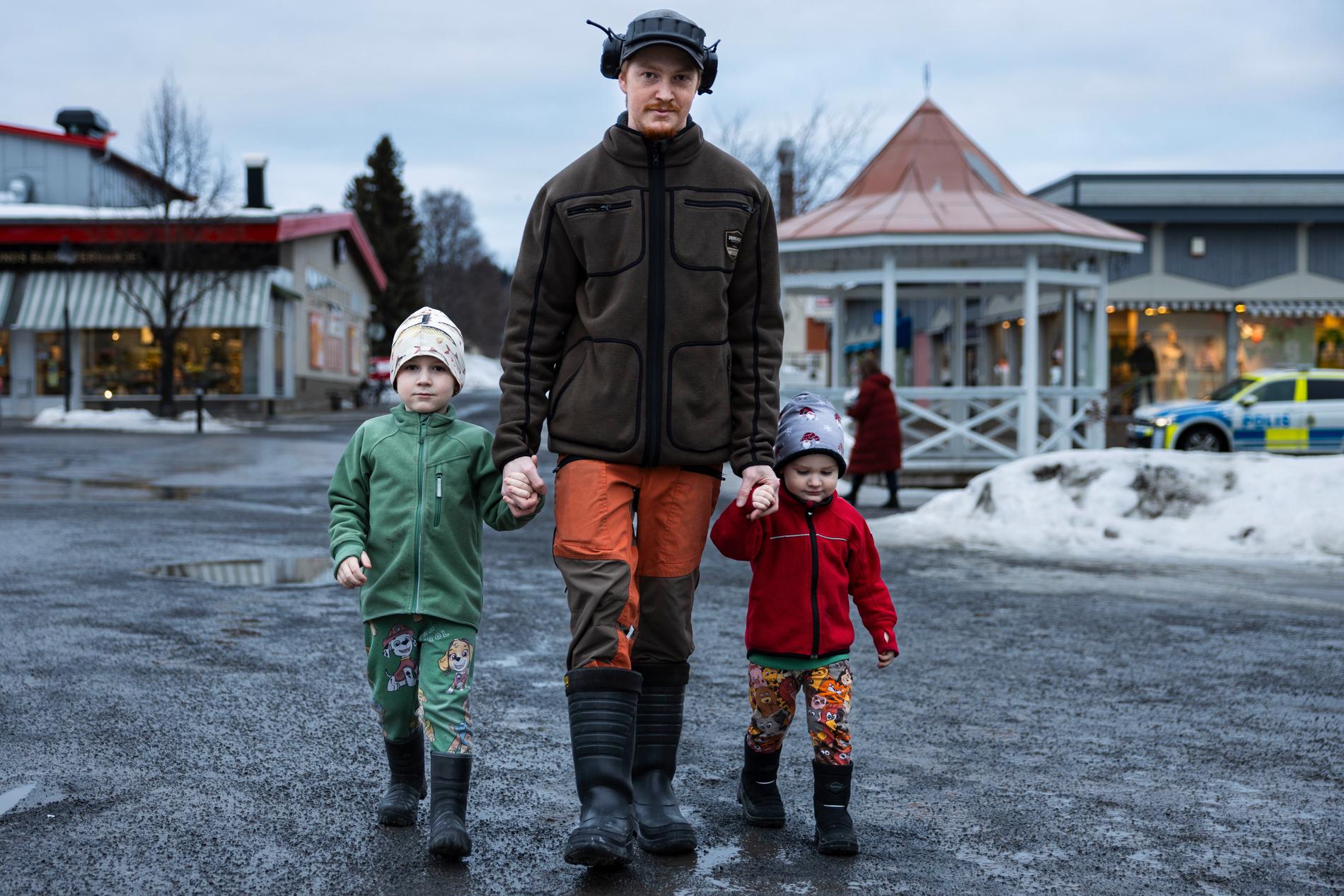 Simon Karlsson, 30, med sina barn.