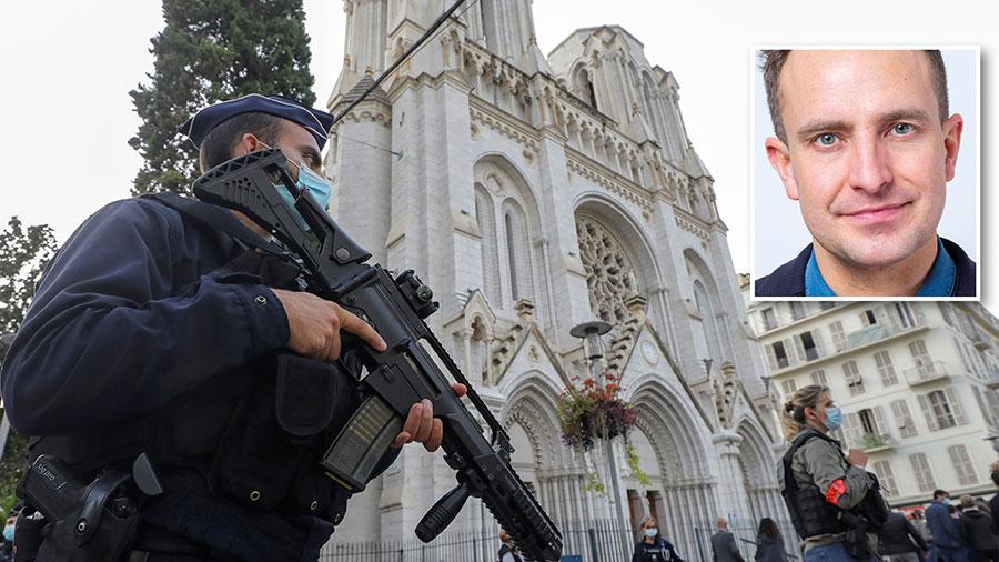 Att inte vilja uppmärksamma hotet från islamismen, till följd av rädsla för vilka anklagelser som kan komma, skapar förlamning i stället för den handlingskraft som är nödvändig. Macron har stakat ut vägen, skriver Tomas Tobé. På bilden beväpnad polis utanför Notre Dame i Nice efter attentatet.