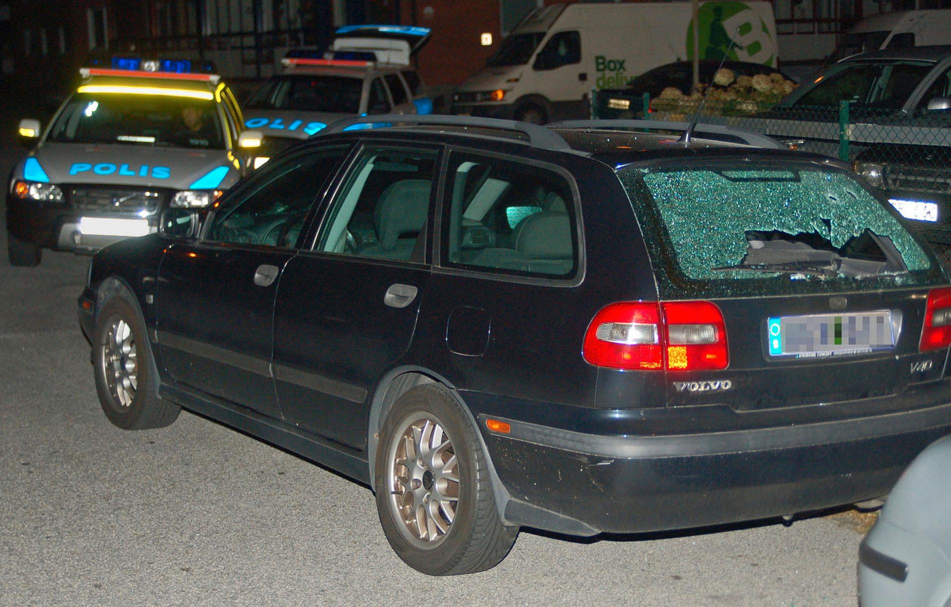 Natten till i går besköts en Volvo V 40 med flera skott på en tvärgata till Tornfalksgatan. Bara ett halvt dygn tidigare sprängdes en Mercedes på nämnda gata. ”Det är klart man blir livrädd”, säger en kvinna som bor mitt emellan attentatsplatserna.
