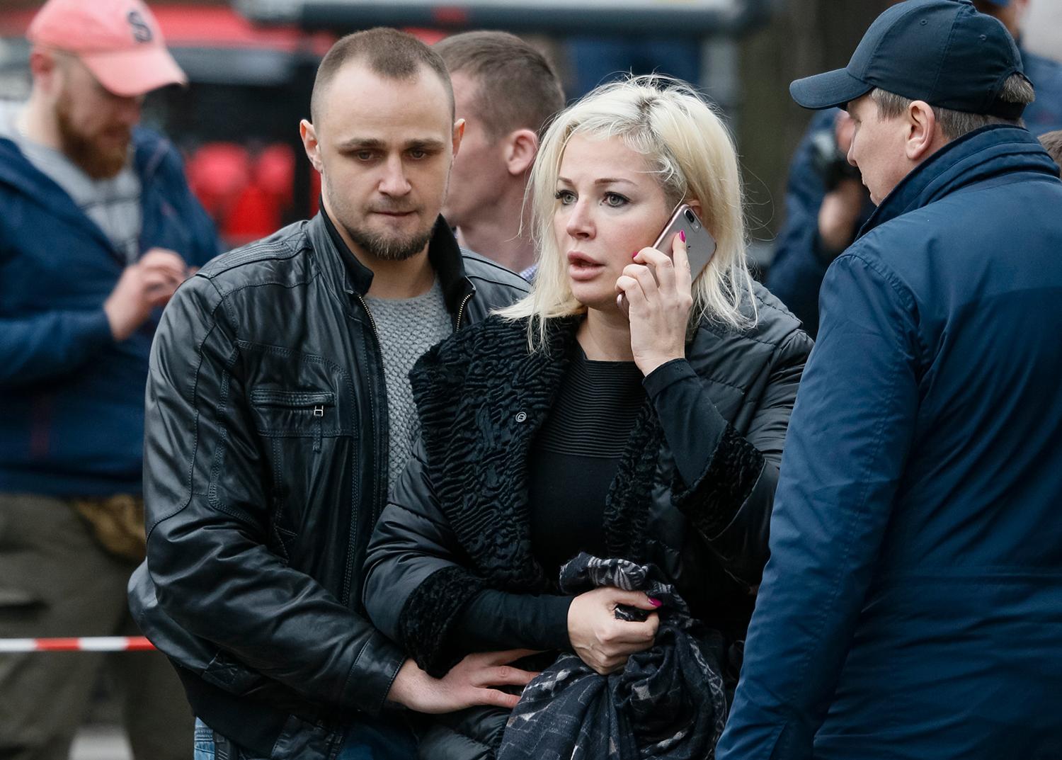 Voronekovs fru vid attentatsplatsen