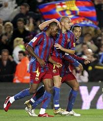 Målskytt igen. Henrik Larsson kvitterade till för Barcelona i hemmamötet med Deportivo La Coruna. Här gratuleras han av Samuel Eto'o och Ronaldinho.