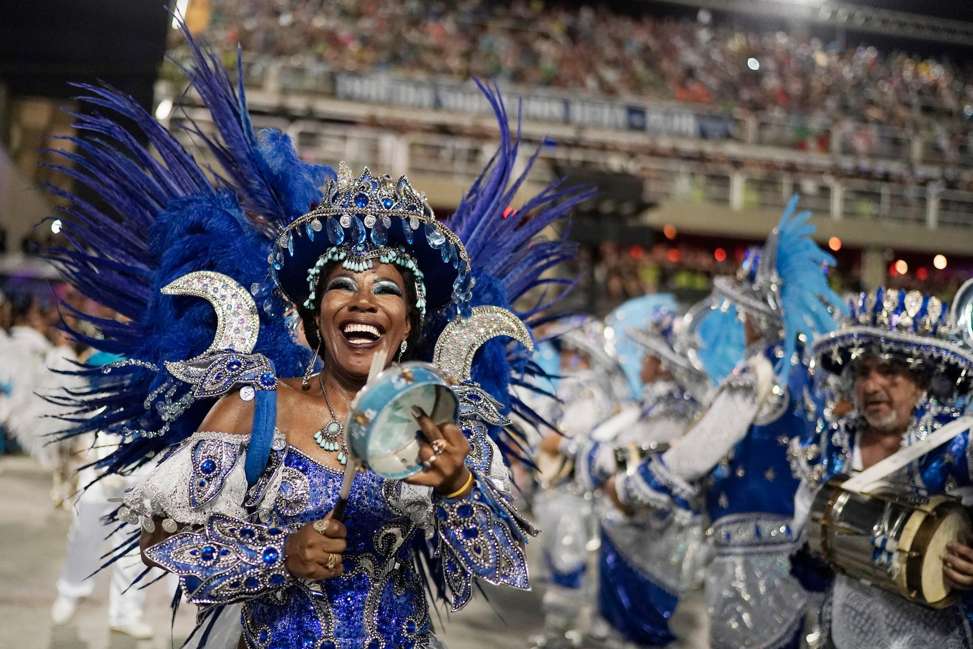 Karnevalen i Rio de Janeiro i Brasilien flyttas fram till april på grund av pandemin. Bilden är från karnevalen i februari 2020.