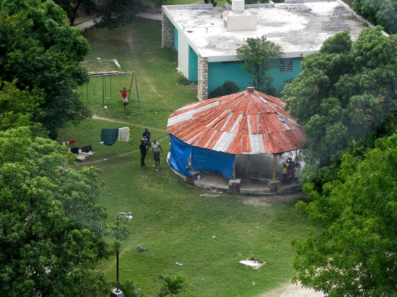 Helikopterbilden på SOS Barnby i Santo, 15 kilometer utanför Port-au-Prince, togs för två dagar sedan. Piloten fick inte lov att landa, men kunde åtminstone kontrollera att Barnbyn klarat sig bra från skalvet.