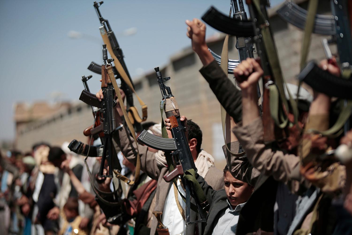 Houthirebeller manifesterar sina vapen i Sanaa den 2 oktober.
