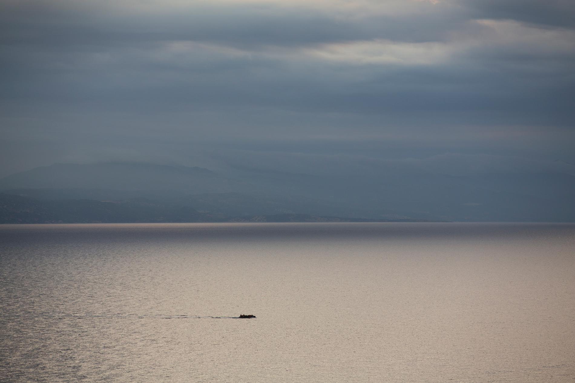 En gummibåt är i färd med med att korsa havet mellan Turkiet och den grekiska ön Lesbos. Foto: Johan Persson