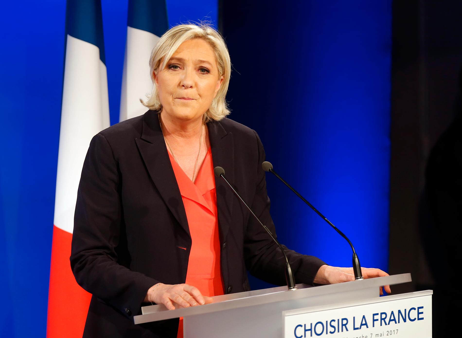 Franska Nationella frontens ledare Marine Le Pen överger planen på att lämna EU. Arkivbild.