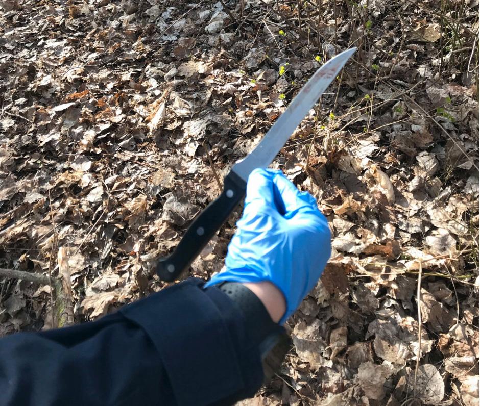 Kniv som hittades i närheten av brottsplatsen.