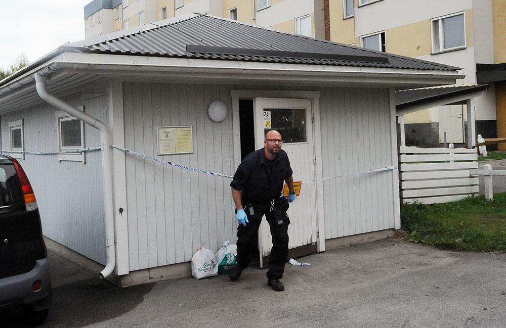 Polisens tekniker på plats vid ett av sophusen i Gävle.
