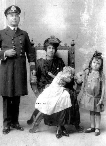 ANNO 1925 Maria Capovilla med maken, som dog för 56 år sedan, och två barn.
