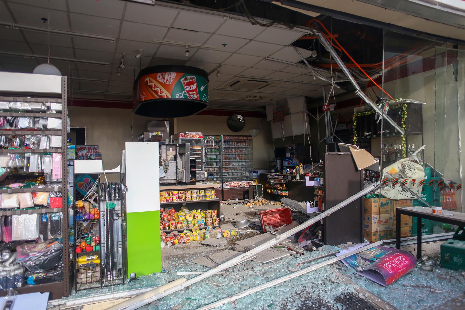 En affär i orten Digos blev förstörd i skalvet.