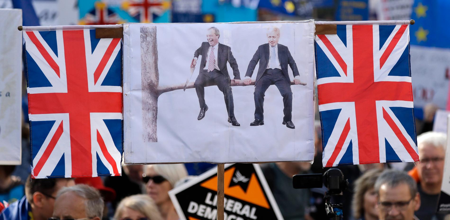 Plakat på Boris Johnson med Nigel Farage av demonstrant som var emot Brexit.