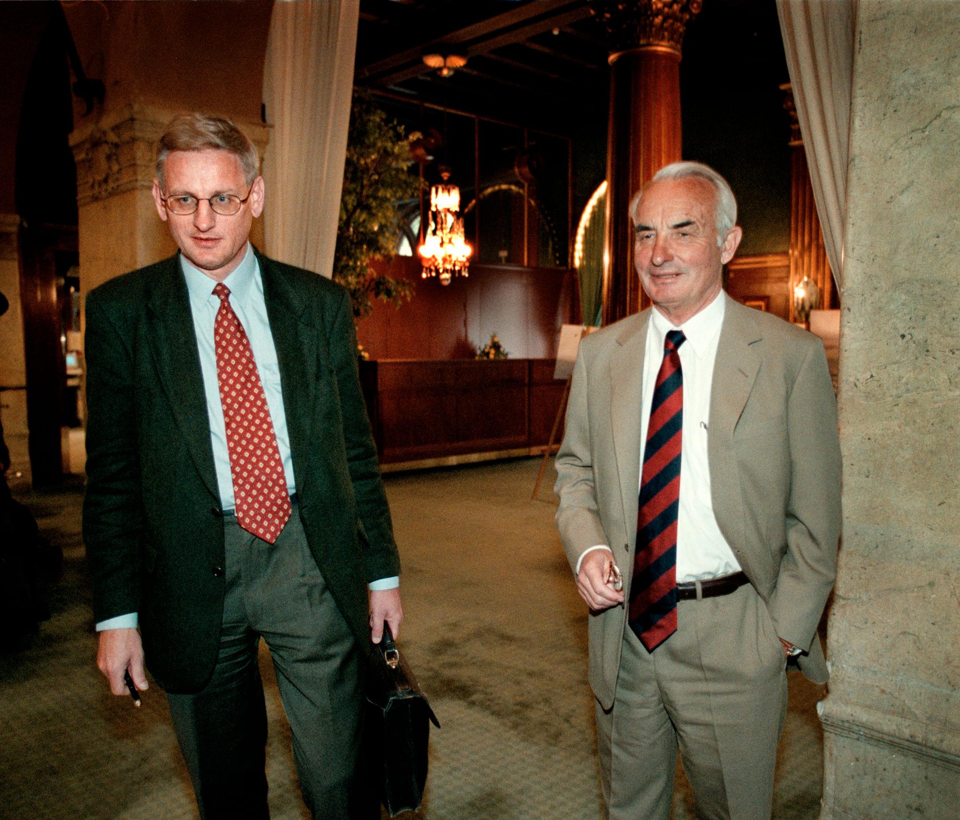 Carl Bildt och Adolf Lundin vid en bolagsstämma 2001. Den tidigare statsministern satt i bolagets styrelse mellan 2000 och 2006.
