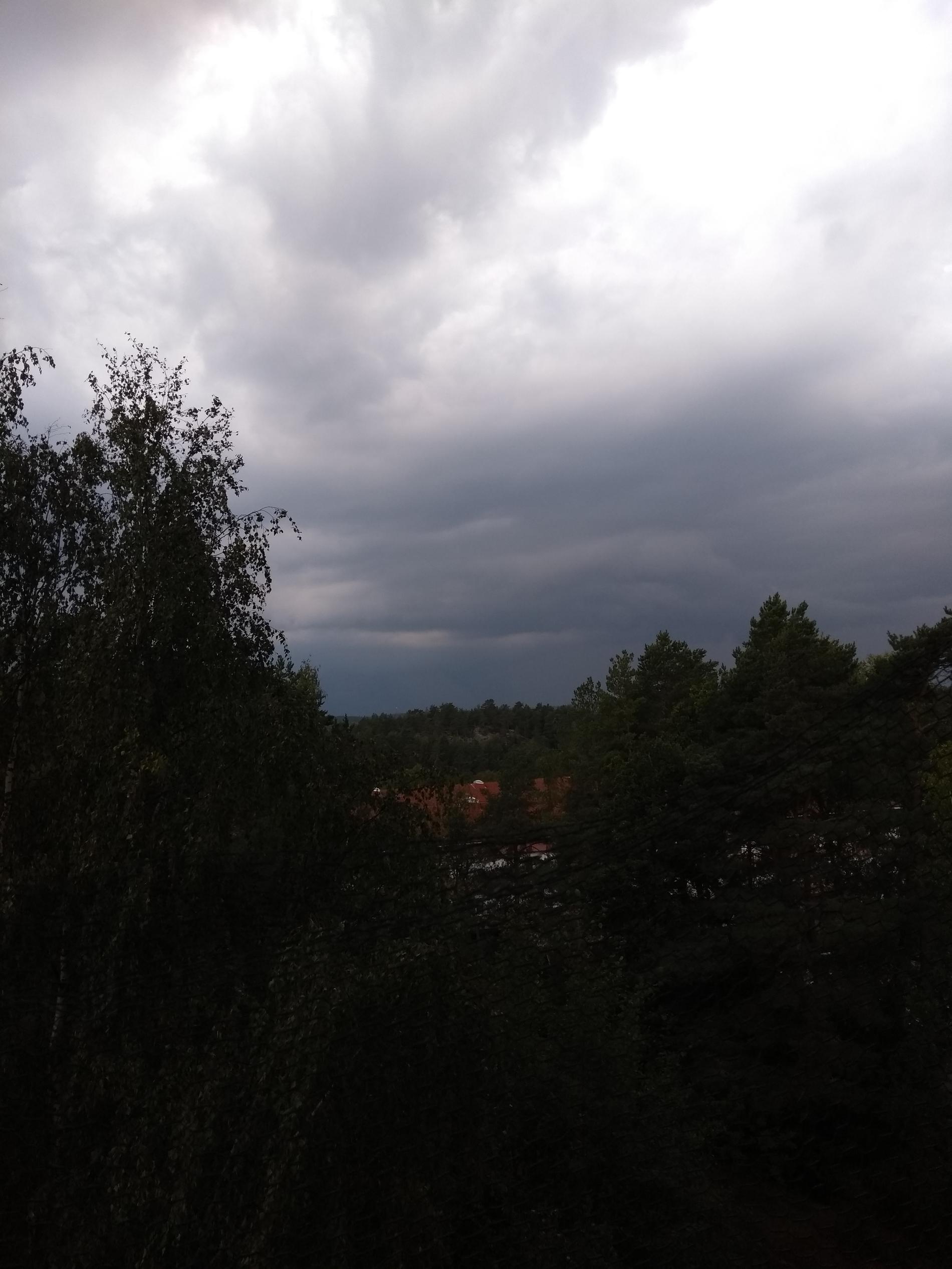 Läsaren Christina har skickat denna bild från Kolmården där det var kraftig åska, mycket regn och flera strömavbrott.