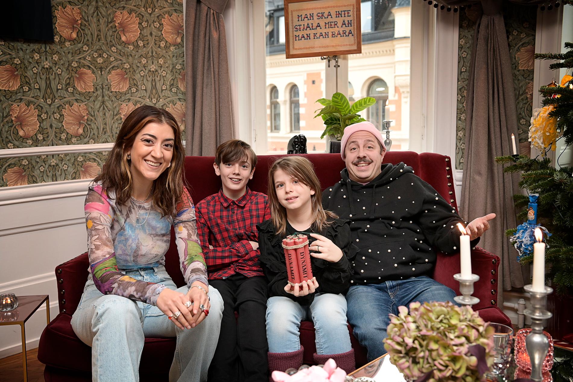 ”En helt vanlig tjuvfamilj”. Gizem Erdogan, Axel Adelöw, Paloma Grandin och David Sundin gör huvudrollerna i ”En hederlig jul med familjen Knyckertz” i SVT.