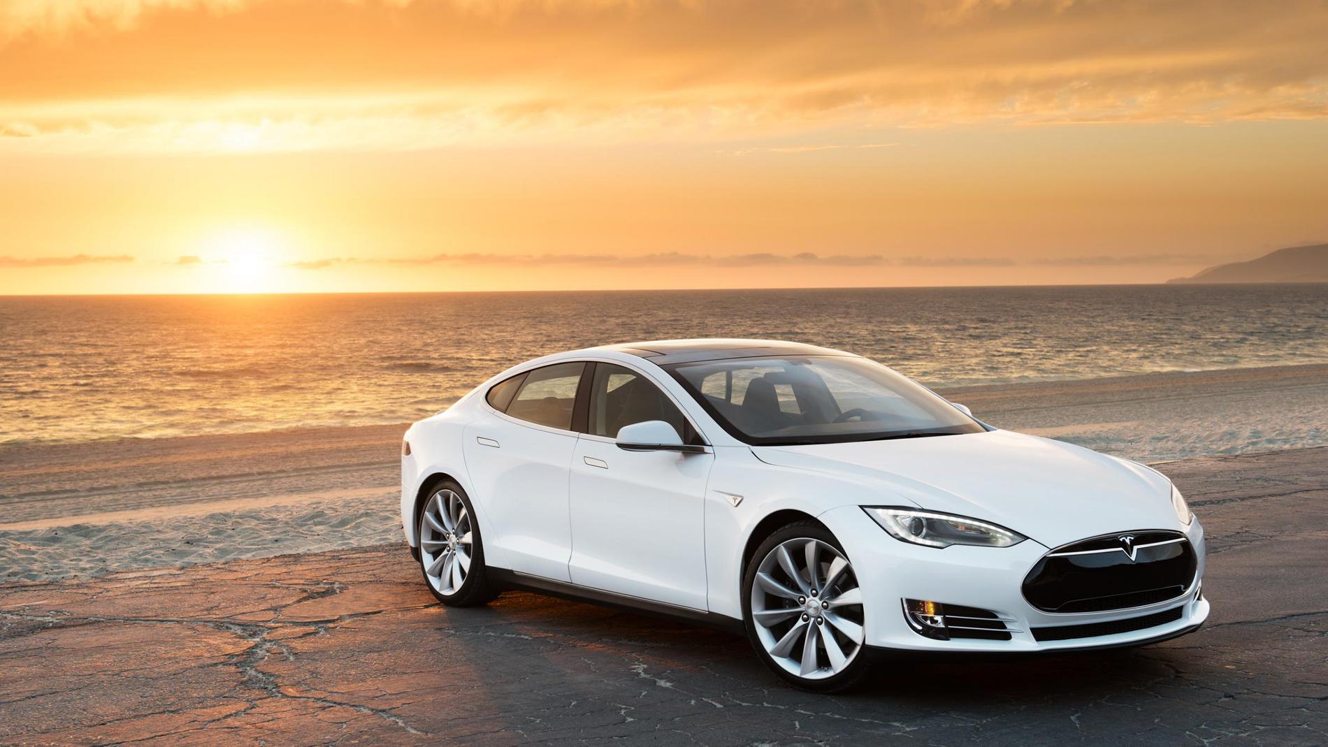 En Tesla Model S drar 0,23 kWh per kilometer – i Estland motsvarar det 250 gram CO2 per kilometer.