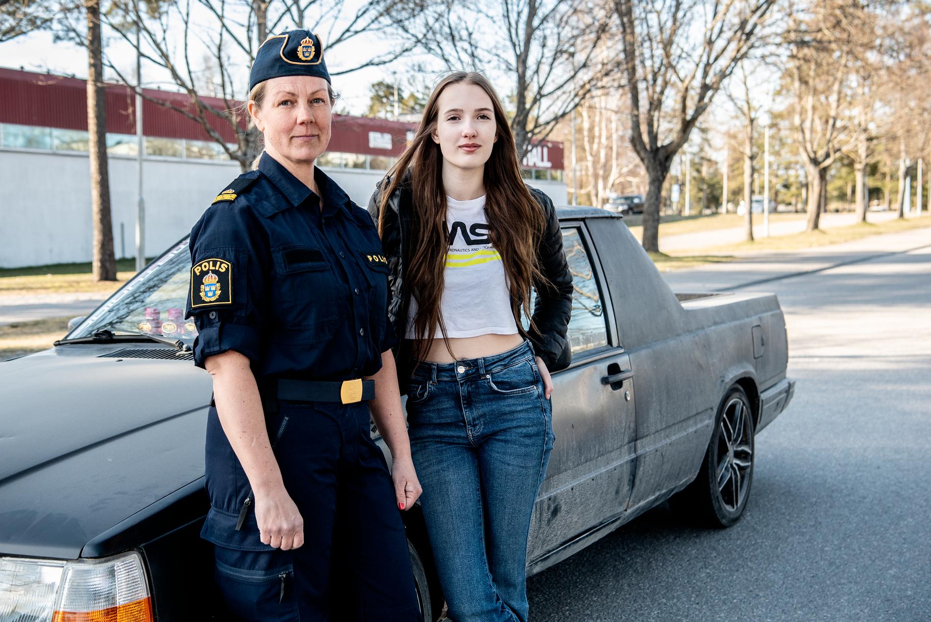 Kommunpolisen Lana Pålsson och Marina Springer som kör A-traktor. 