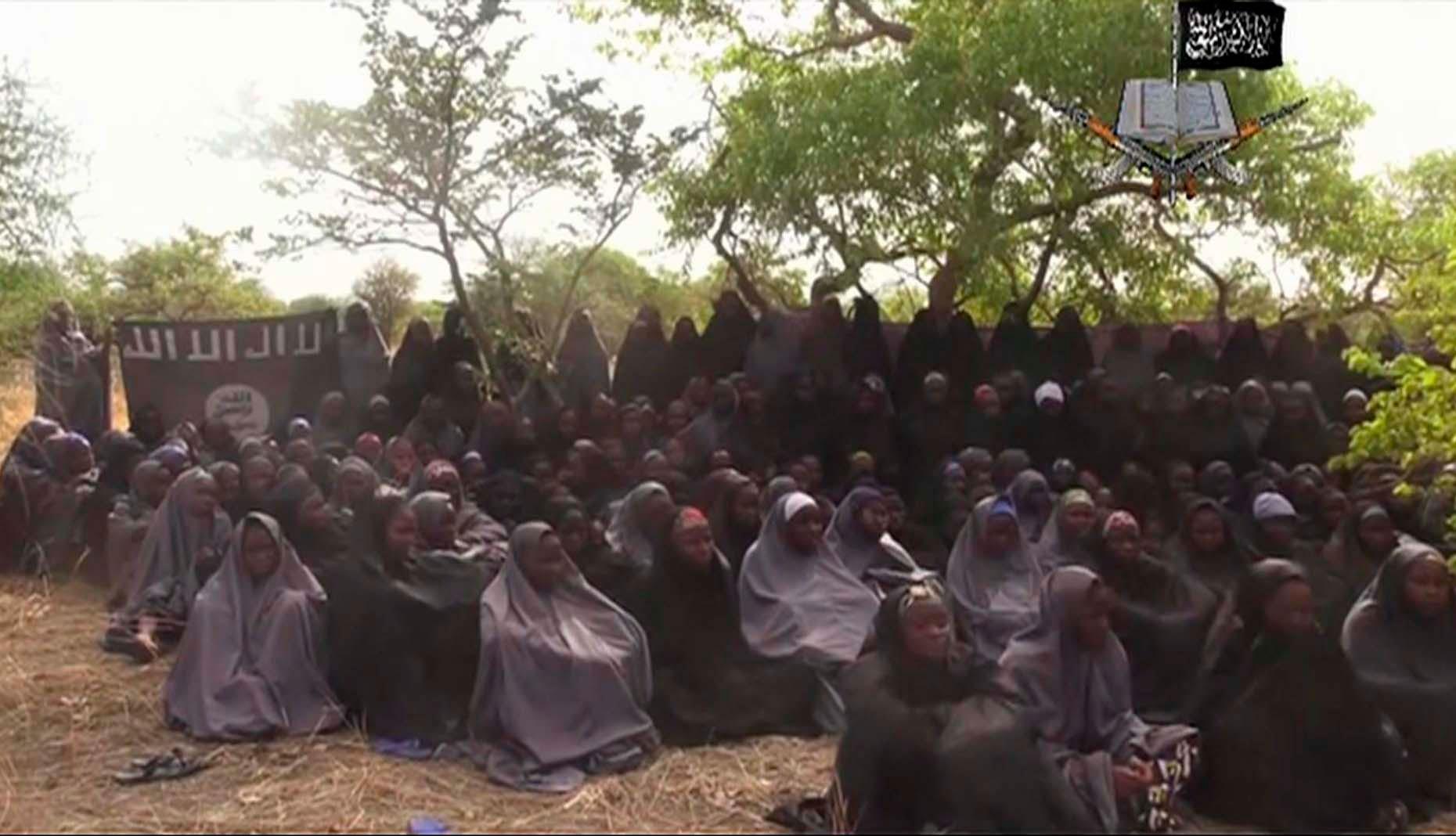 Kidnappade flickor hos terrorgruppen Boko Haram. Det är oklart om det är dessa flickor som nu fritagits.