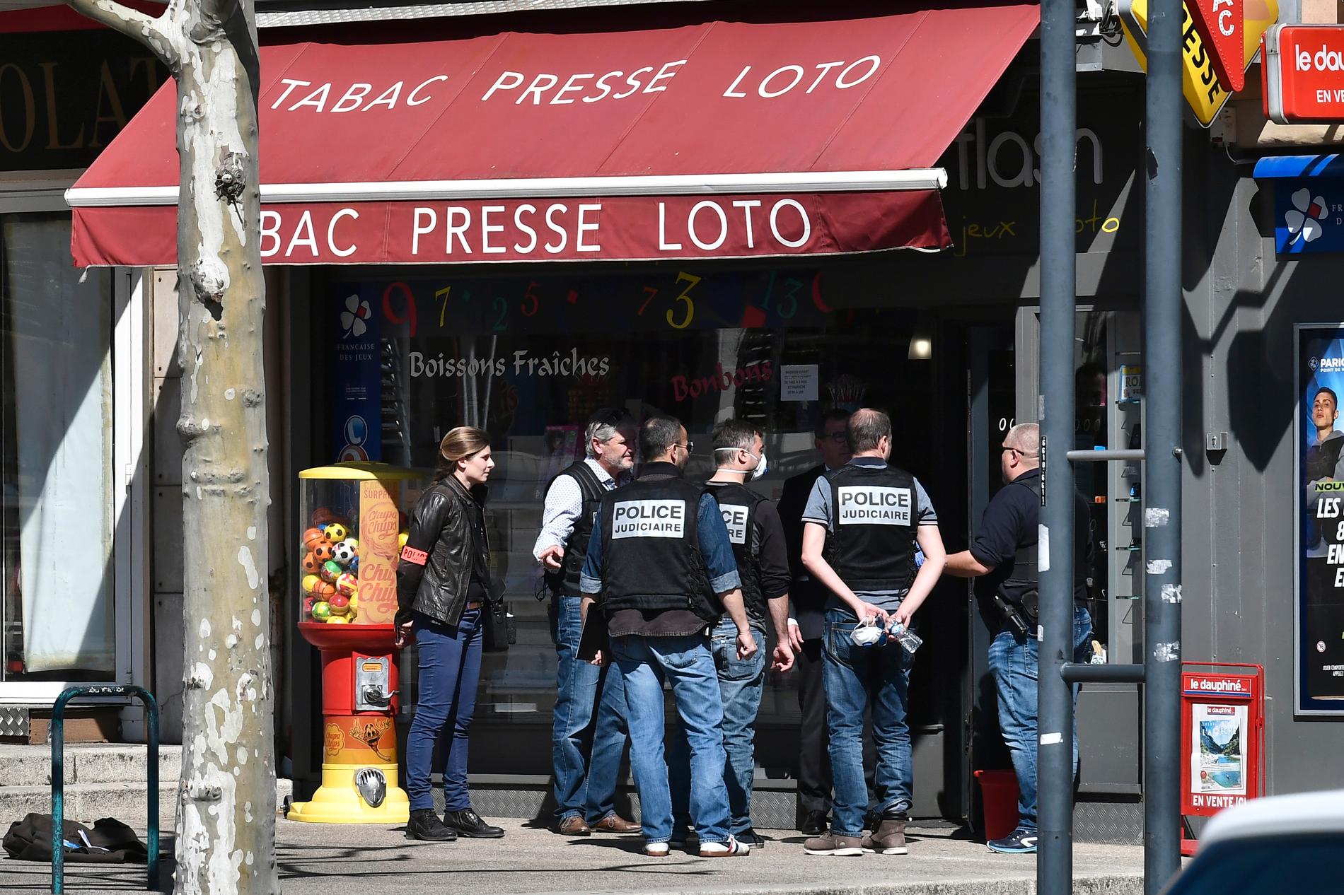 Poliser vid brottsplatsen där en man dödade två personer i en knivattack i södra Frankrike i lördags. Arkivbild.
