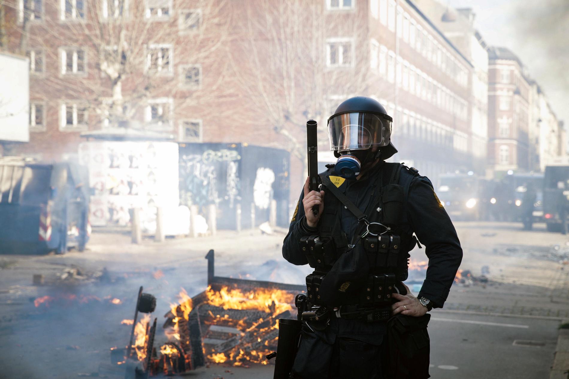 Dansk polis vid Norrebro i Köpenhamn, som det senaste dygnet skakats av oroligheter.