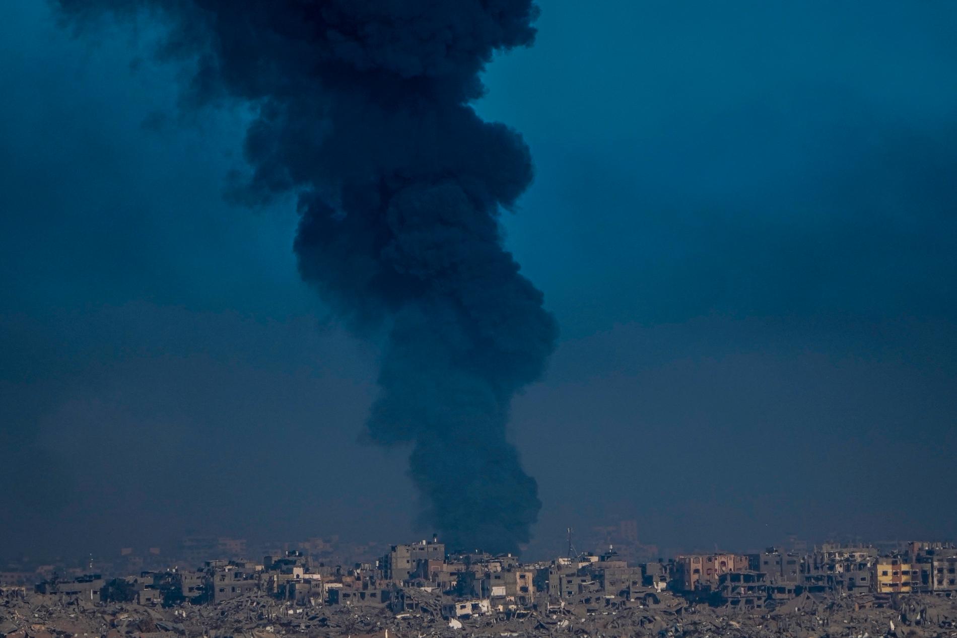 Rökmoln över Gaza, 29 december.