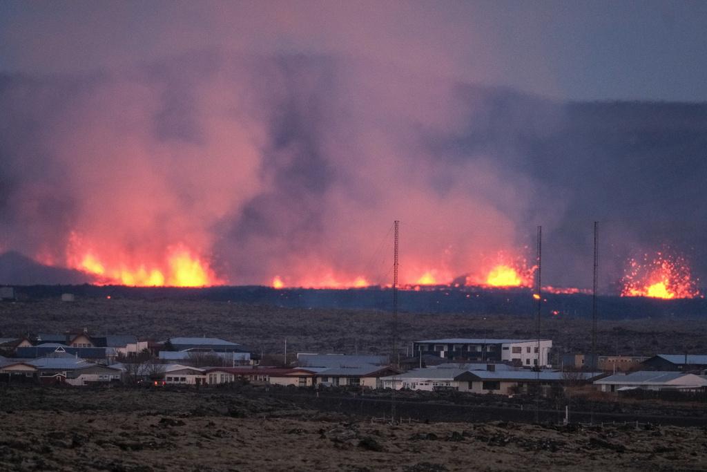 Ett stort antal hus i Grindavík hotas av den brinnande lavafloden. 