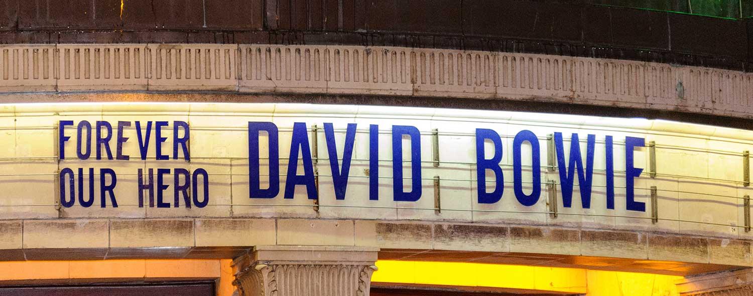 Legendariska konsertlokalen Brixton Academy har skrivit ”David Bowie – för alltid vår hjälte” ovanför taket.
