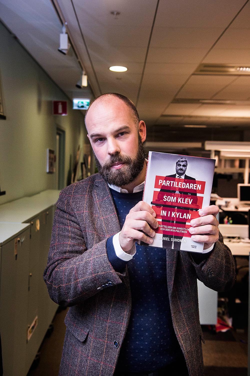 Daniel Suhonen med sin bok ”Partiledaren som klev in i kylan”.
Foto: Fredrik Lerneryd