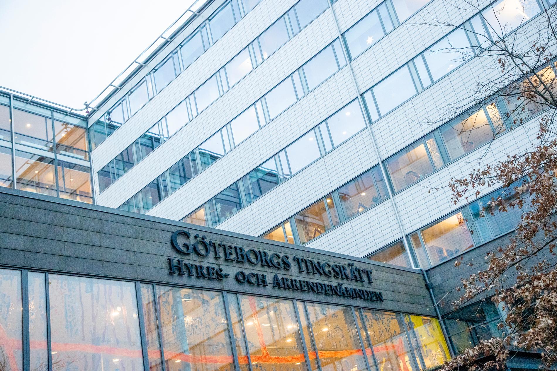 En man i 30-årsåldern döms av Göteborgs tingsrätt till sex och ett halvt års fängelse för en våldtäkt och två våldtäktsförsök mot tre äldre kvinnor. Arkivbild.