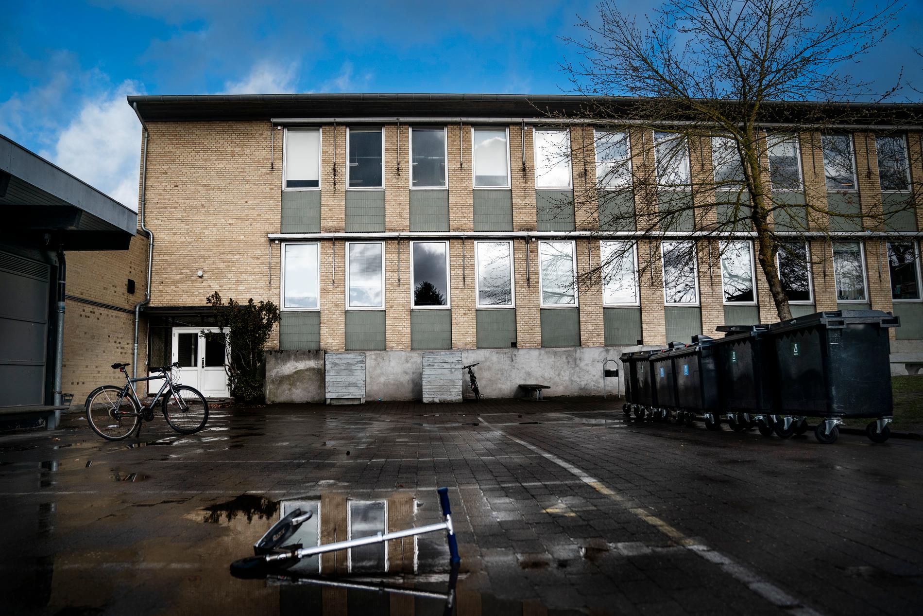 Danmark slåss mot coronaviruset, bland annat genom att stänga skolor. Bild tagen på Hareskov Skole i Hareskovby i förra veckan.