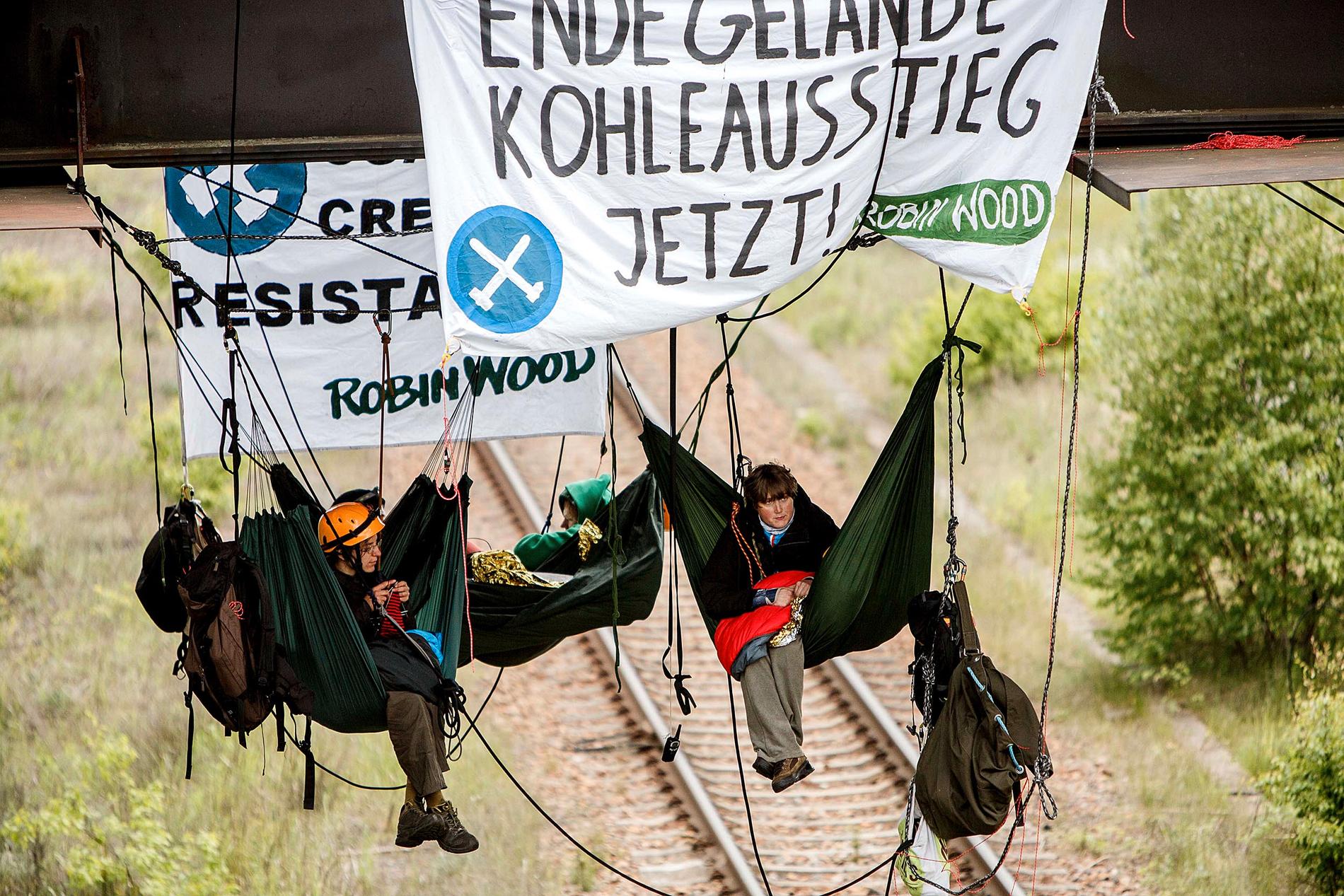 Aktivister från miljöorganisationen "Robin Wood" har hängt upp sig i en järnvägstunnel för att förhindra trafik till Vattefalls kolkraftverk vid Spremberg, Tyskland.