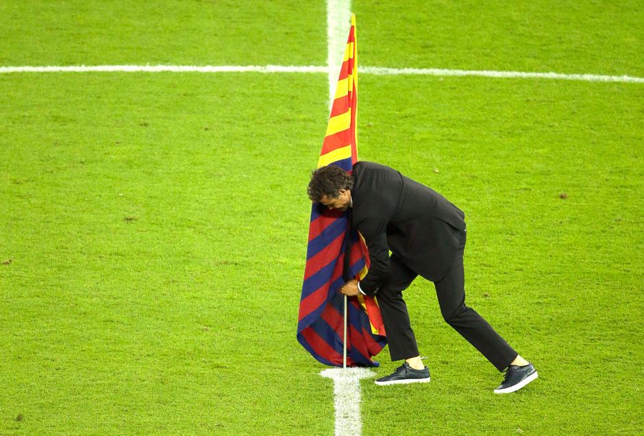 Luis Enrique sätter ner katalanska flaggan i mittpunkten.