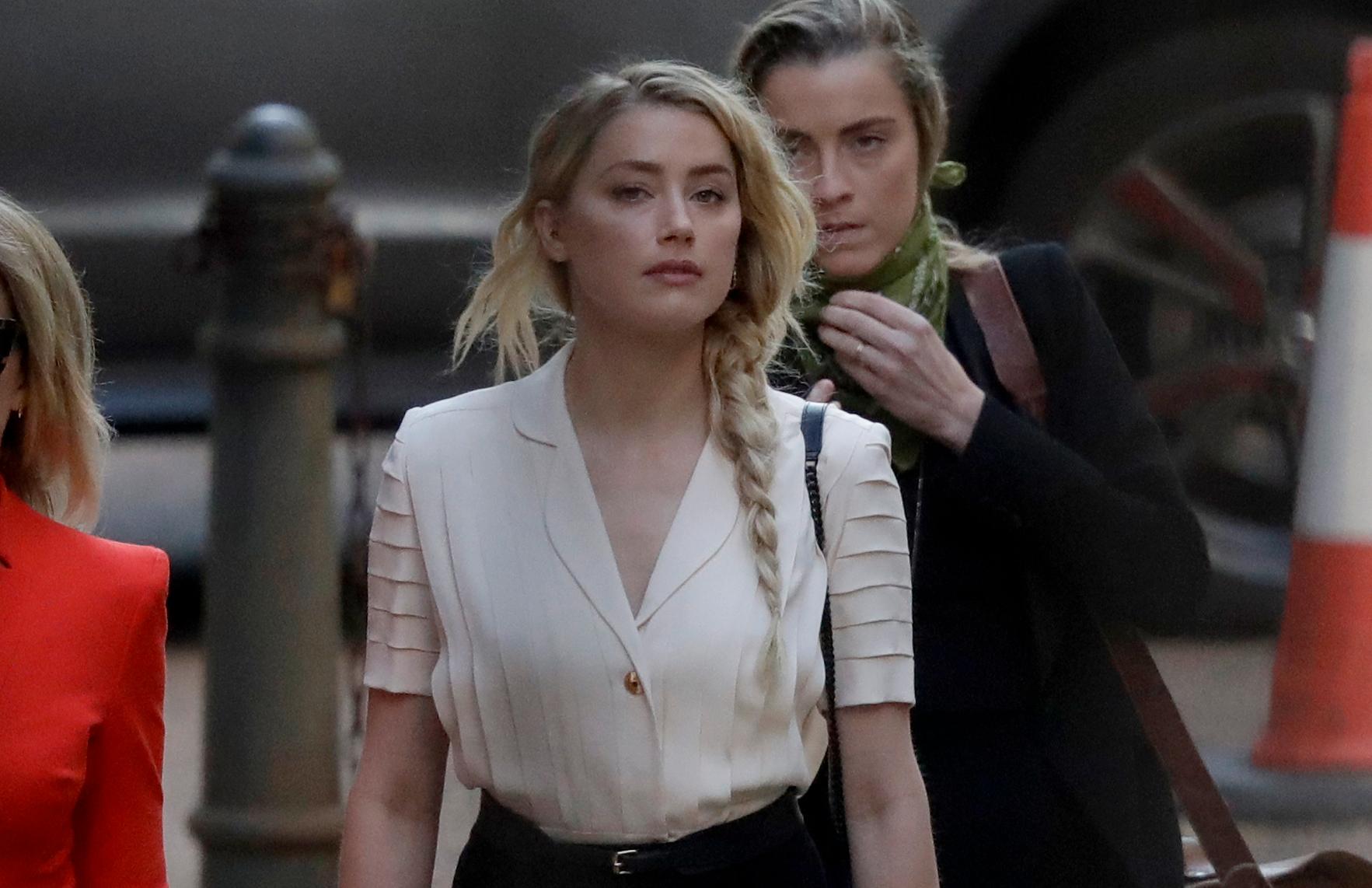 Amber Heard anländer till domstolen i London under måndagen. 