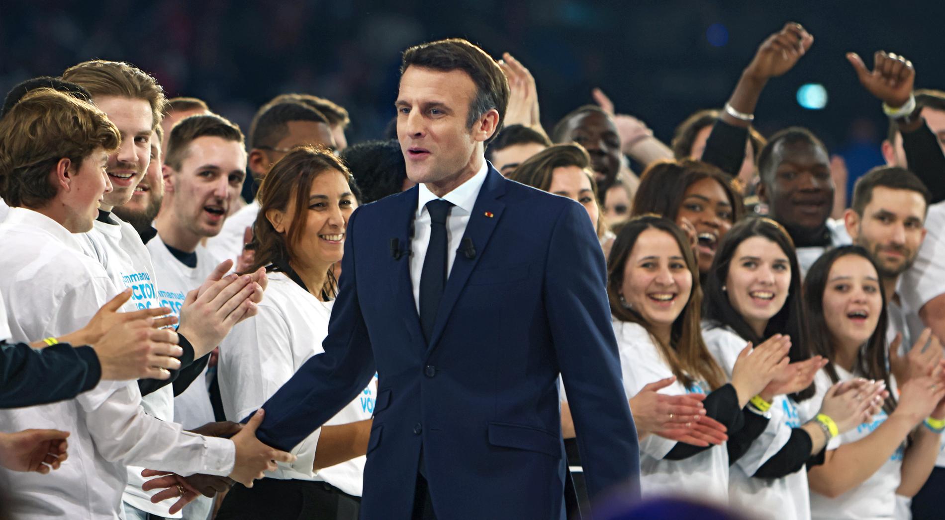 Macron under ett valmöte i Paris.