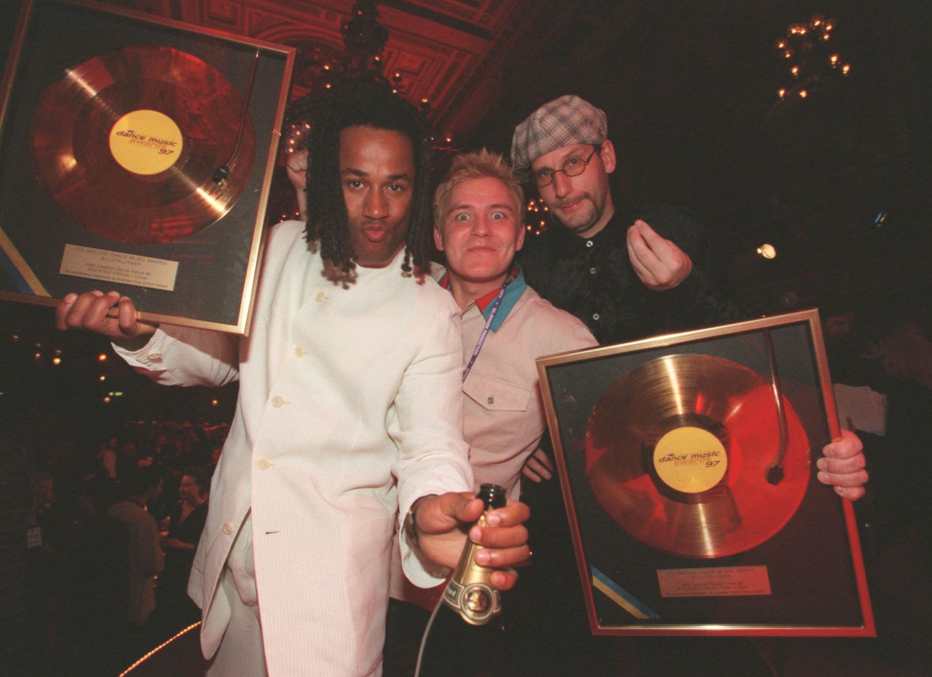 Rob n Raz, Robert Wåtz och Rasmus Lindvall, (till höger) firar på Swedish Dance Awards tillsammans med D-Flex 1997. Arkivbild.