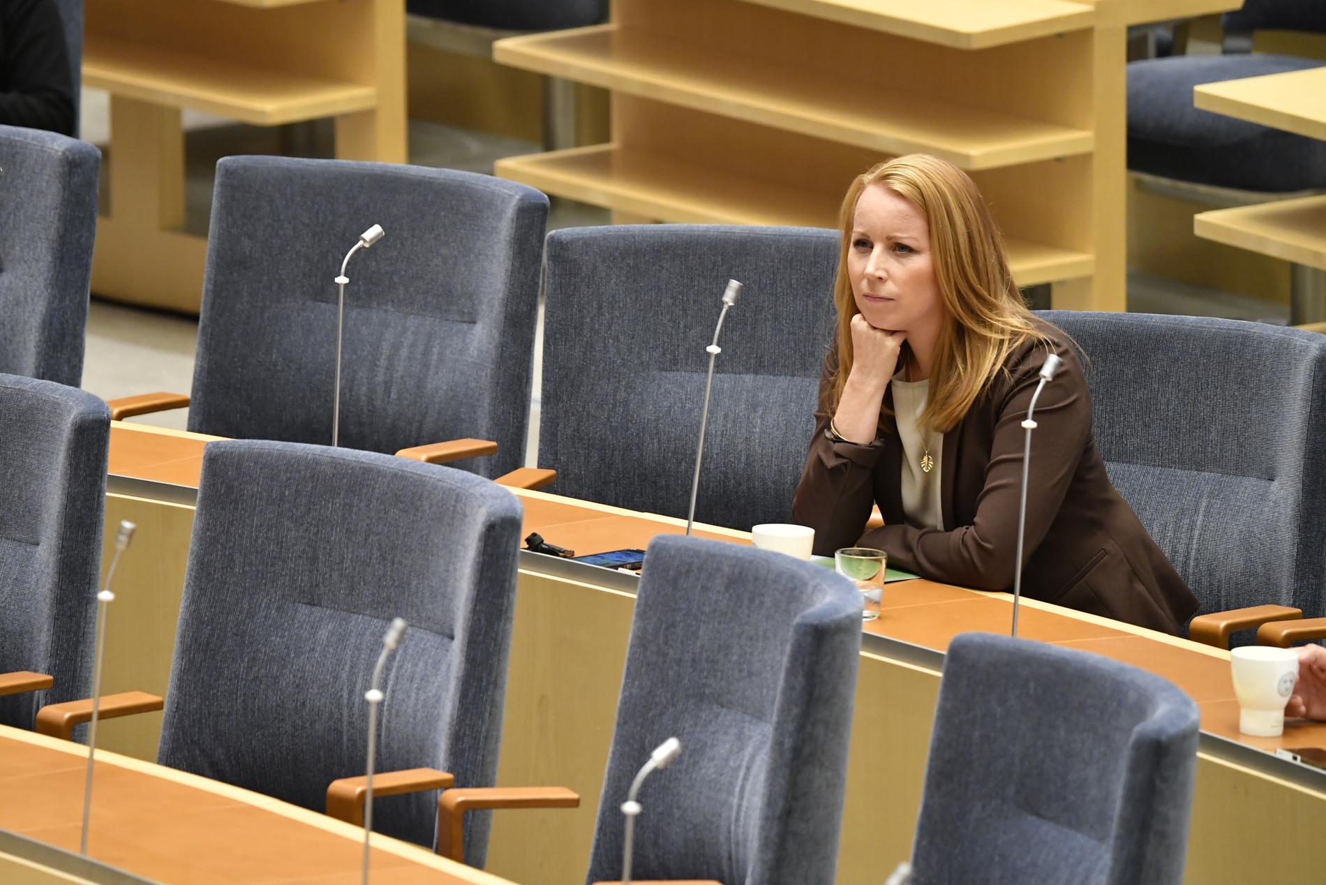 Annie Lööf (C) spetsar öronen under en partiledardebatt.